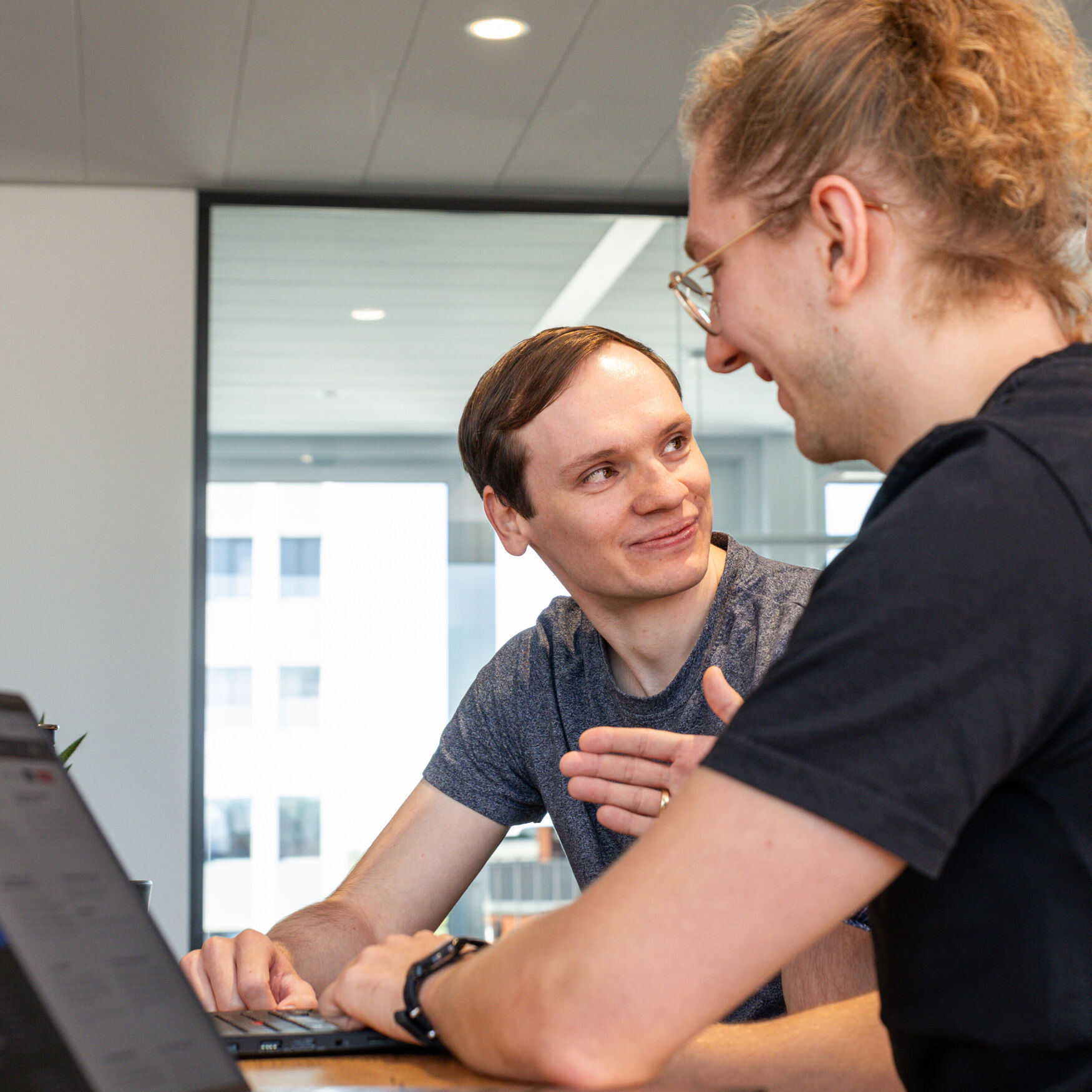 makandra office scene: Two employees working together
