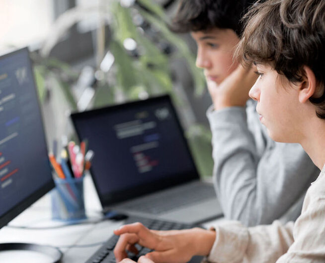 Schüler, die auf einen Laptop schauen